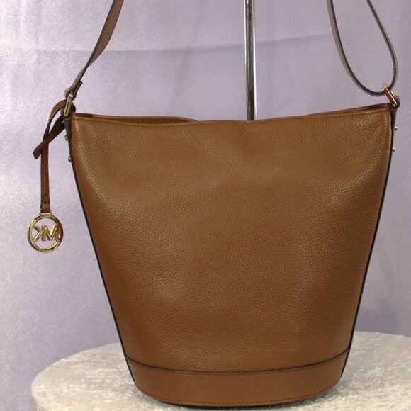 Michael Kors Pebbled Leather Bucket Bag & Jet Set Continental Wallet Set – Acorn - Picture 3 of 13